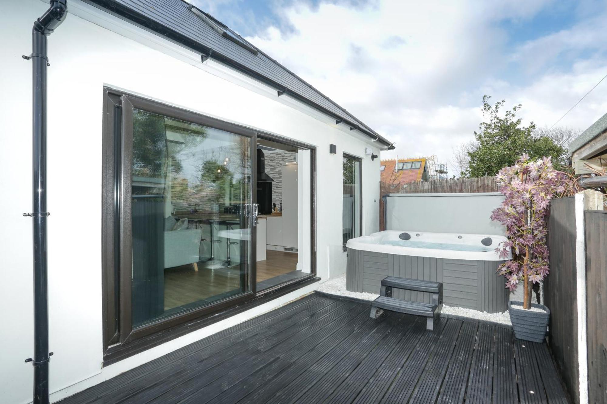 The Broadway Beach House With Hot Tub Herne Bay Exterior photo